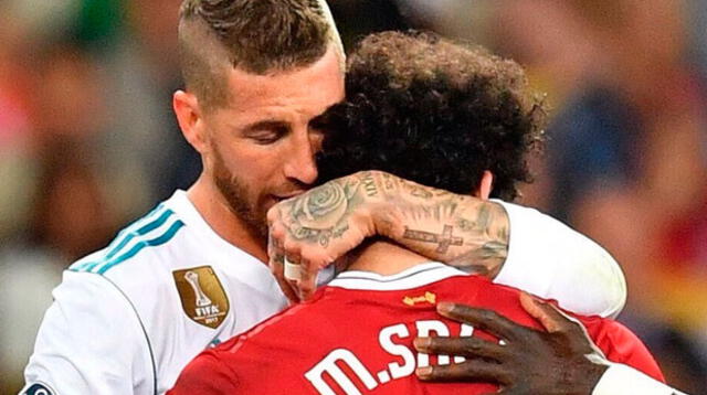 Sergio Ramos abraza a Salah