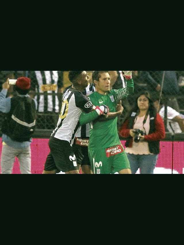 Butrón recibe la felicitación tras atajarle penal a Arroé