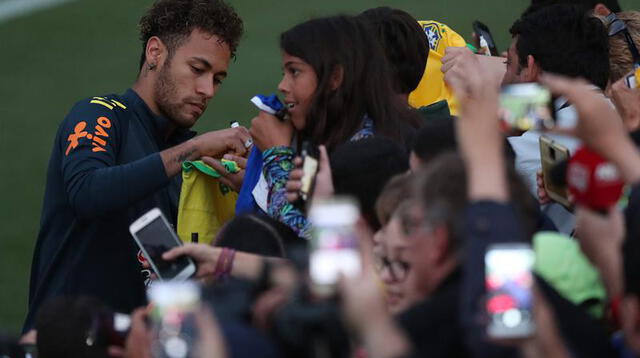 Neymar firma autógrafos