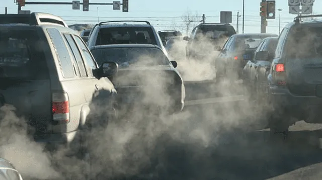 El humo que desprenden los vehículos contamina severamente el medio ambiente