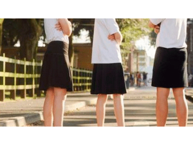 Escolares varones usarán falda para ir a colegio