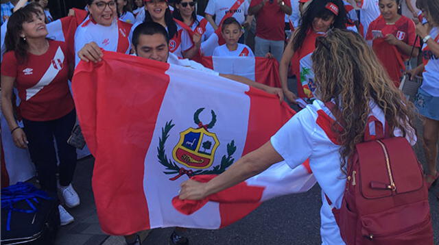 Hinchas arman la fiesta por la selección peruana
