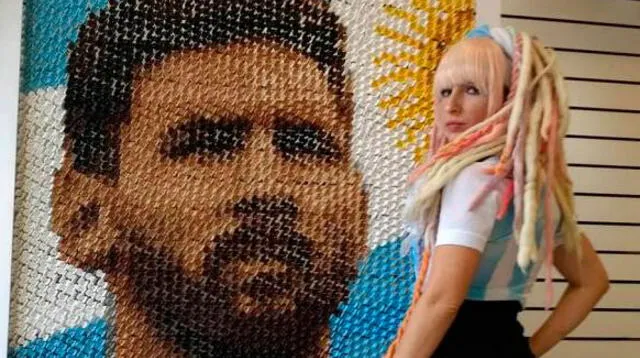 Una hincha  armó con miles de broches para el pelo la imagen del astro argentino Lionel Messi