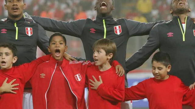 El emotivo himno del Perú cantando por la selección peruana en su último amistoso / Foto: EFE