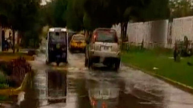 Calle de Matellini inundada por desborde de río Surco. Hay roedores en las casas