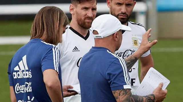 Messi recibe indicaciones de Sampaoli