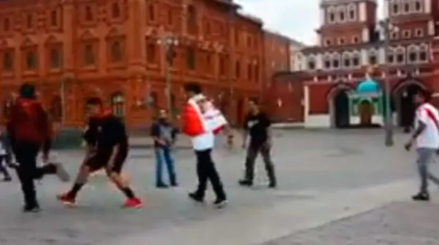  hinchas peruanos se divierten jugando 'pichanga' en conocida plaza en Rusia