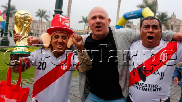 Serguei el Oso Ruso celebra con dos peruanos en la Plaza de Armas