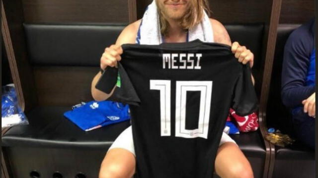 Bjarnason luce la camiseta de Messi