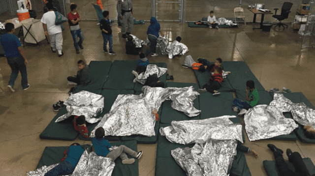 Enjaulados como animales, duermen en colchonetas en el piso miles de niños en Estados Unidos