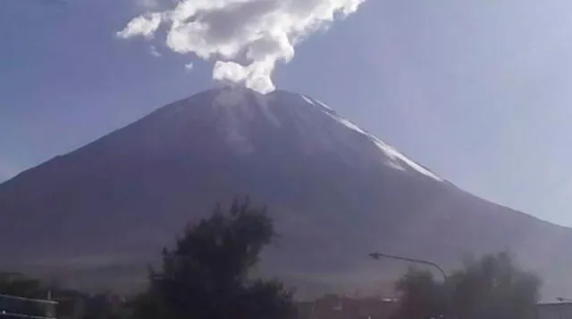 Volcán Misti viene expulsando fumarolas
