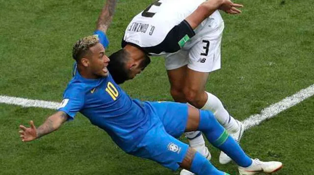 VAR anuló un penal a Neymar que el árbitro cobró