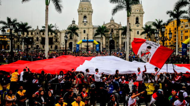 Hinchas blanquirrojos se volcaron con banderas al Jirón de la Unión