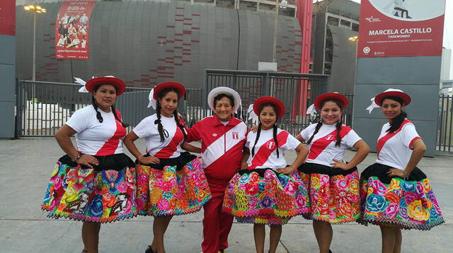 Chato con las Chicas Mañaneras orgullosos de la selección.