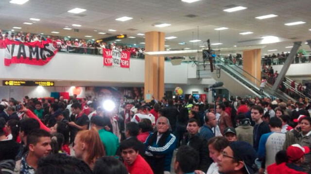 Selección peruana fue recibida por cientos de hinchas