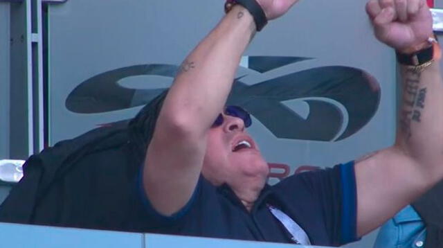 Maradona un poco más controlado en las tribunas