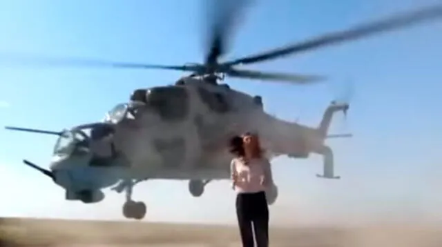 Reportera casi es decapitada por un helicóptero cuando transmitía la presentación del Ejército de Azerbaiyán