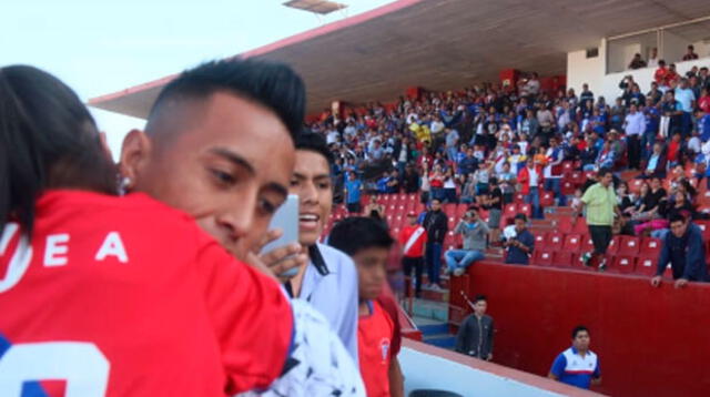 Christian Cueva es ovacionado por hinchas en Estadio Mansiche | Fuente: Diario La Industria