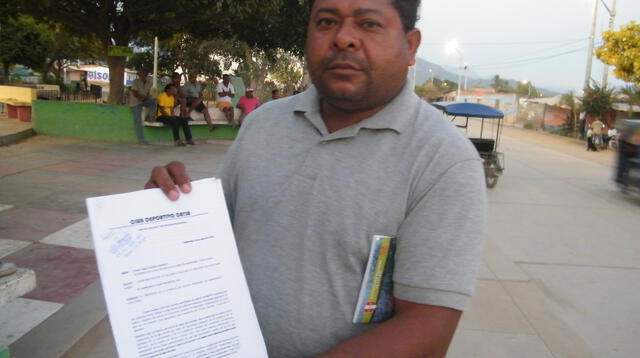 Juan Ruiz presidente del Caysa con documento en mano por reclamo presentado ante Juan Aurich