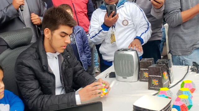 Peruano batió Récord Guinnes en armado de Rubik 