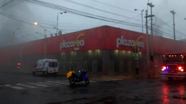 En incendio de Plaza Vea de Miraflores se rescataron 20 personas por los techos