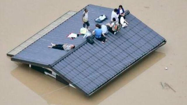 Gente en los techos de sus casas por lluvias torrenciales en Japón