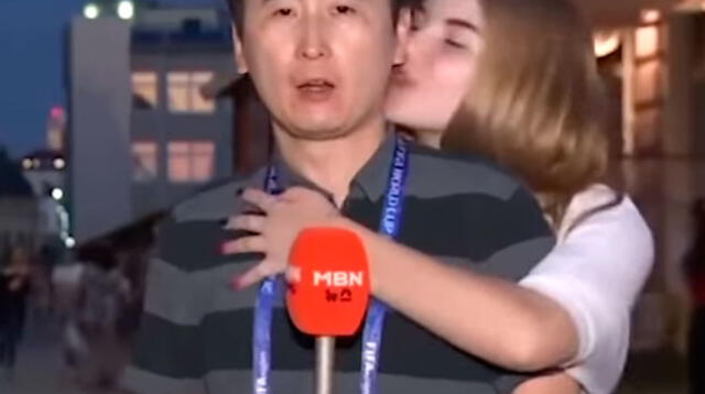 Jóvenes rusas besan a un reportero mientras transmitía en vivo y generan polémica