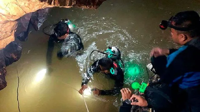 Se rescataron 6 de los 12 niños atrapados en cueva de Tailandia