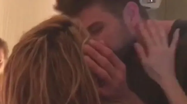Shakira y Gerard Piqué se dan un beso en público poniéndole fin a los rumores de una separación 