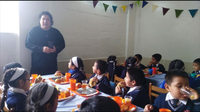 Gastón Acurio llegó a Ventanilla y se reunió con niños de un colegio