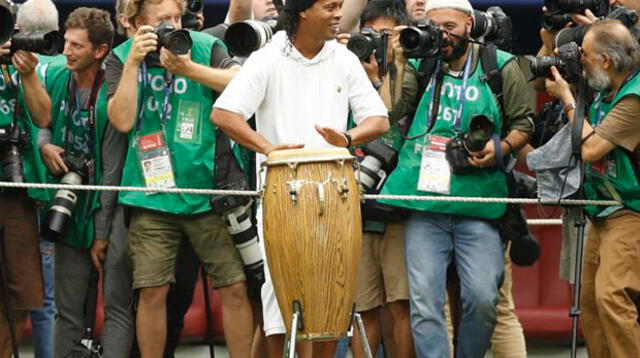 Ronaldinho se lució tocando el tambor en Rusia 2018 (Francisco Seco - AP)