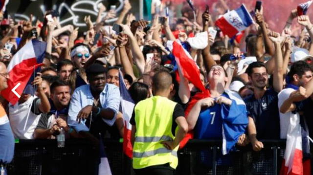 Hinchas franceses llenos de alegría en las calles