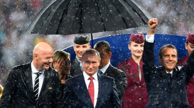 Vladimir Putin fue resguardado ante la intensa lluvia que cayó sobre Moscú