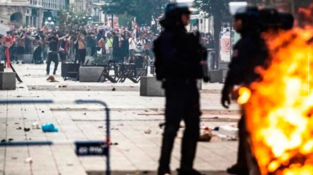 Enfrentamientos en las plazas de Francia con la policía