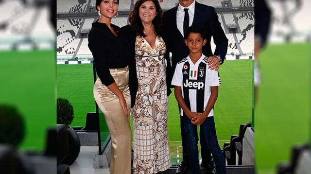 Cristiano Ronaldo posó junto a su mamá, hijo y novia en la Juventus