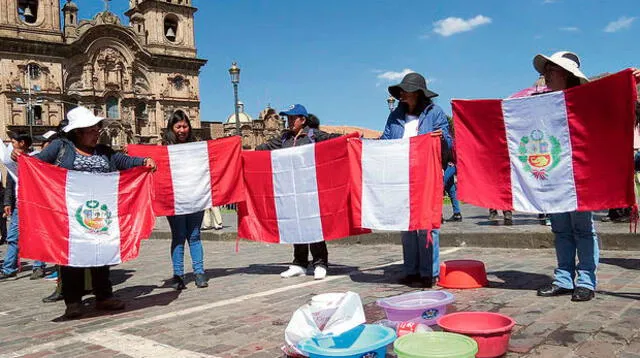 Docentes en el Cusco lavaron bandera peruanas en gesto contra la corrupción