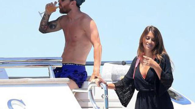 Messi tomando un fino champangne en compañía de su esposa en un yate