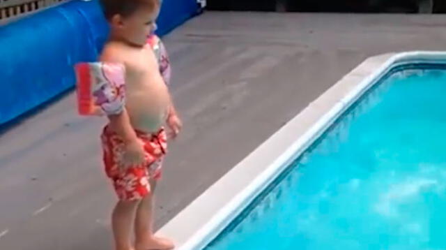 Niño realiza singular clavado a piscina y causa furor en redes sociales 