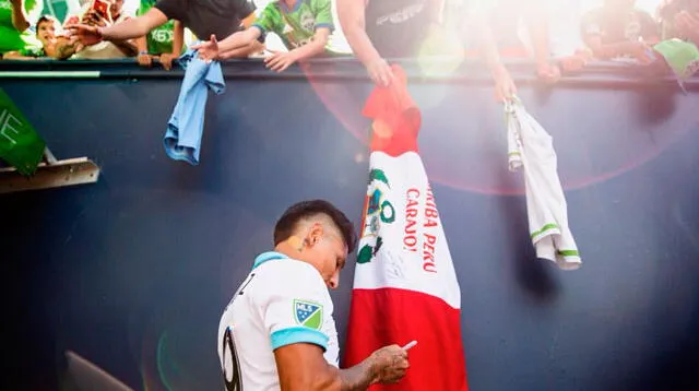 Raúl Ruidíaz celebró su primer gol con la bandera peruana