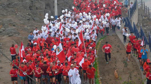 Más de 6 mil corredores en "trote patriótico" hacia el Cerro San Cristobal