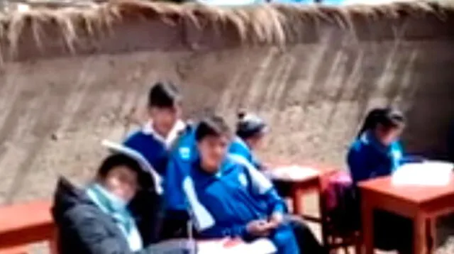 Niños reciben clases en aulas sin techo en Huancavelica