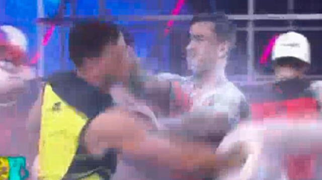 Diego Chávarri golpea en la cara a Krayg Peña en plena competencia