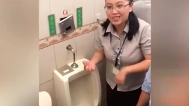 empleados comen en urinario por pedido de sus jefes en China