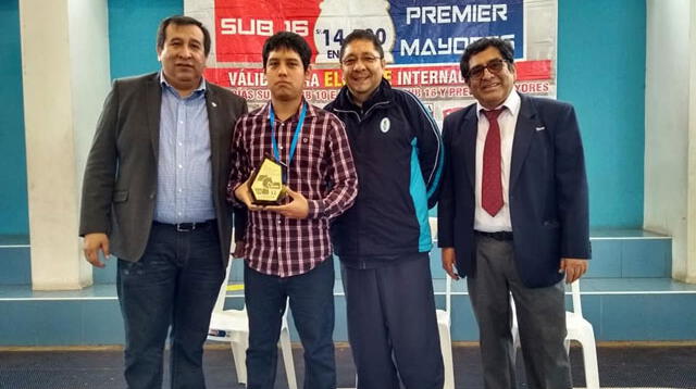 El director de Claretiano, R.P. Ronel Chipana Peña, y el presidente de la Federación Deportiva Nacional de Ajedrez, Boris Ascue, entregaron los premios 