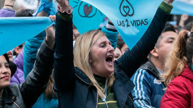 Manifestantes en contra del aborto celebraron en las calles. Fuente: CNN Español