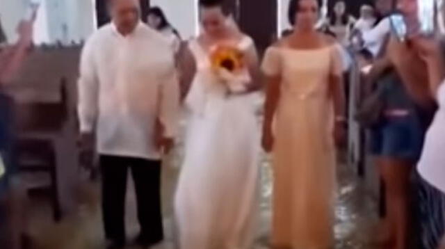 pareja de filipinos se casan a pesar de inundación en la iglesia. Foto captura de video en YouTube