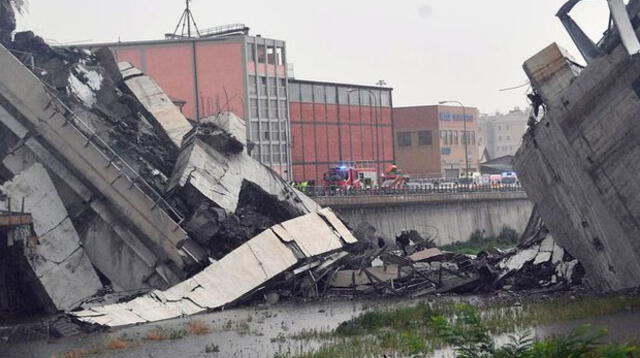 Puente cayó dejando decenas de muertos