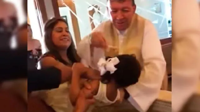 Niña insulta a padre en pleno bautizo 