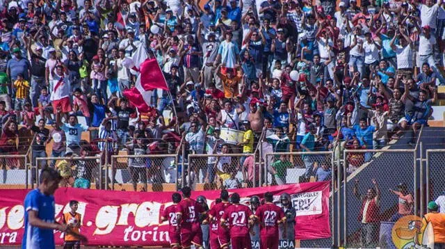 La barra de Atlético Torino siempre apoyando a su equipo