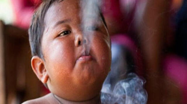 Ardi, el bebé que fumaba 40 cigarros al día | Foto: Internet